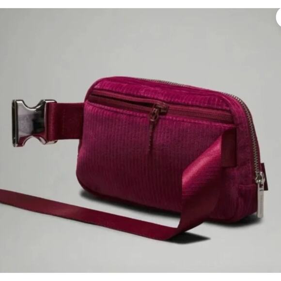 lululemon belt bag deep luxe Origami Convertible & Crossbody release magnetic buckle. Everywhere Belt Bag Large 2L